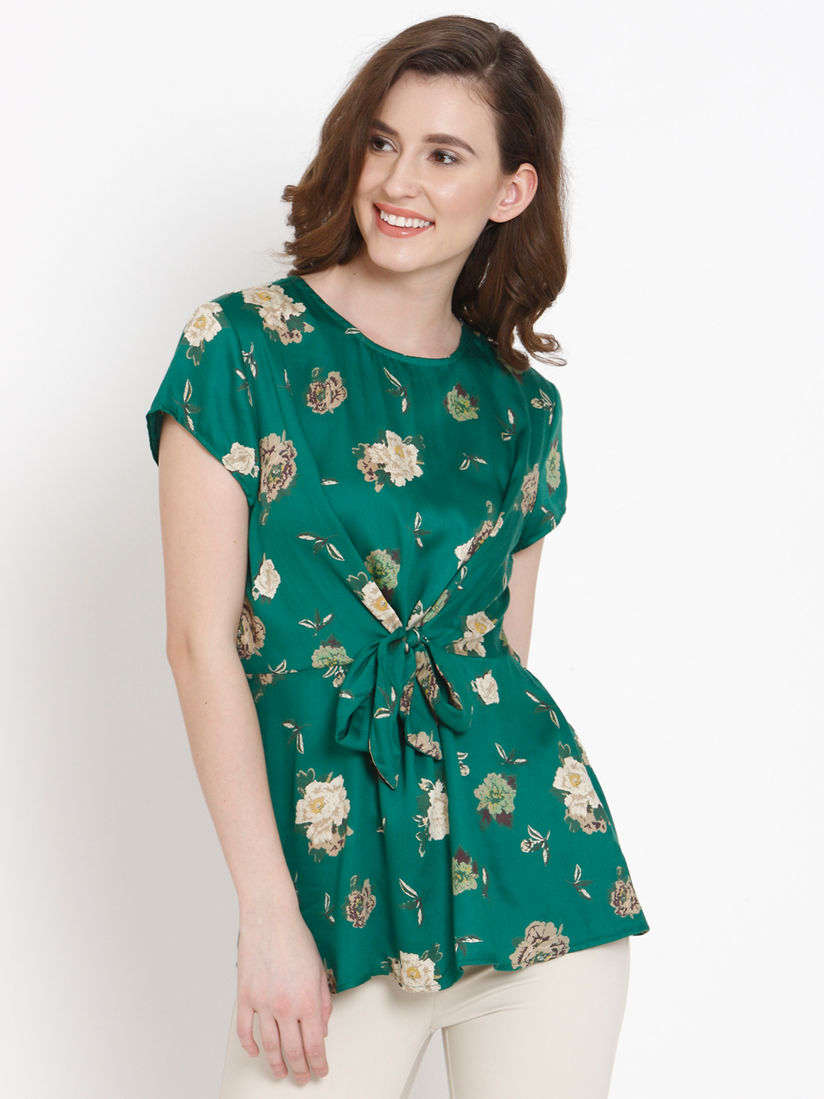 How to Style Women’s Tops Over Boyfriend Jeans