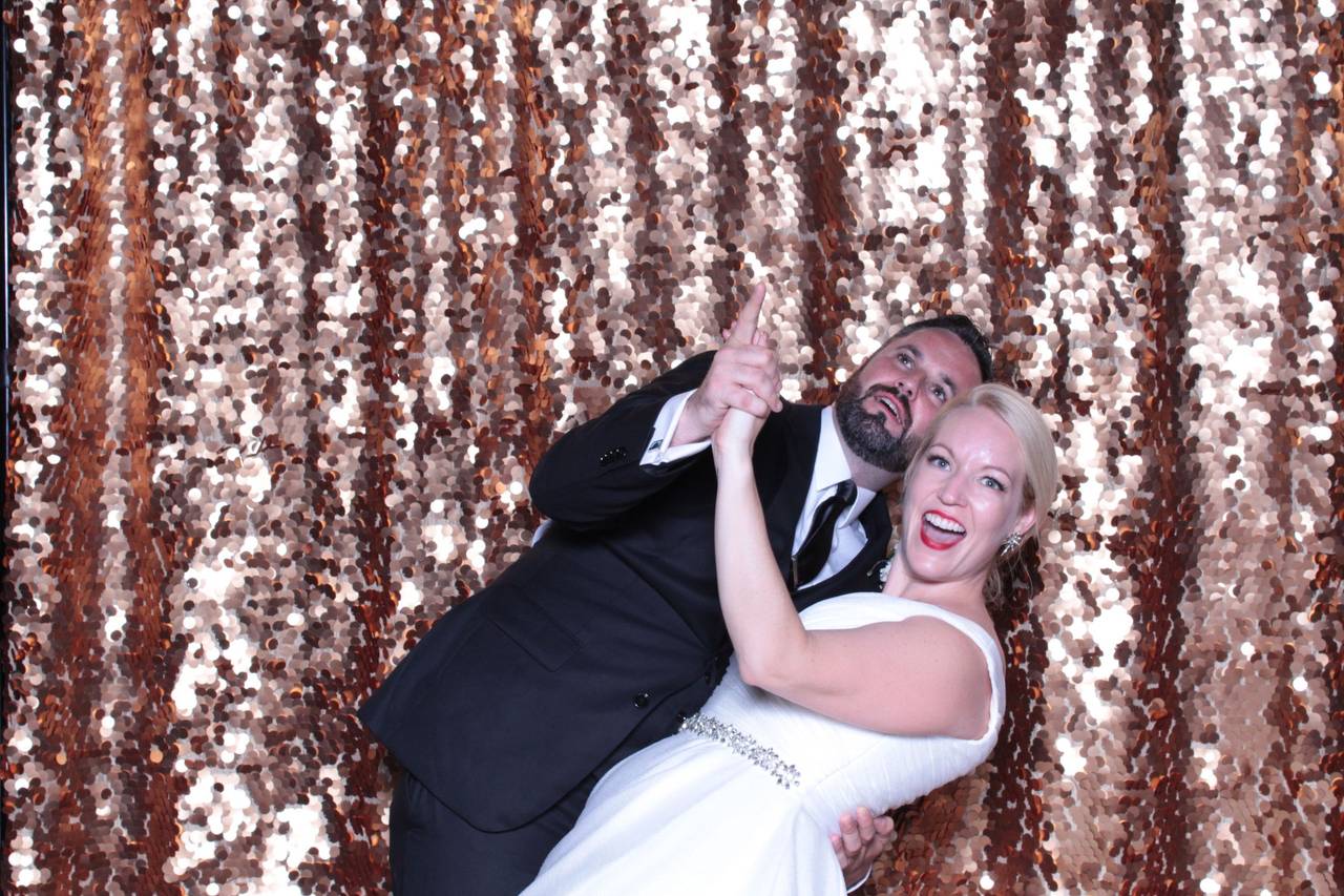 When to schedule special themes for your wedding photo booth?