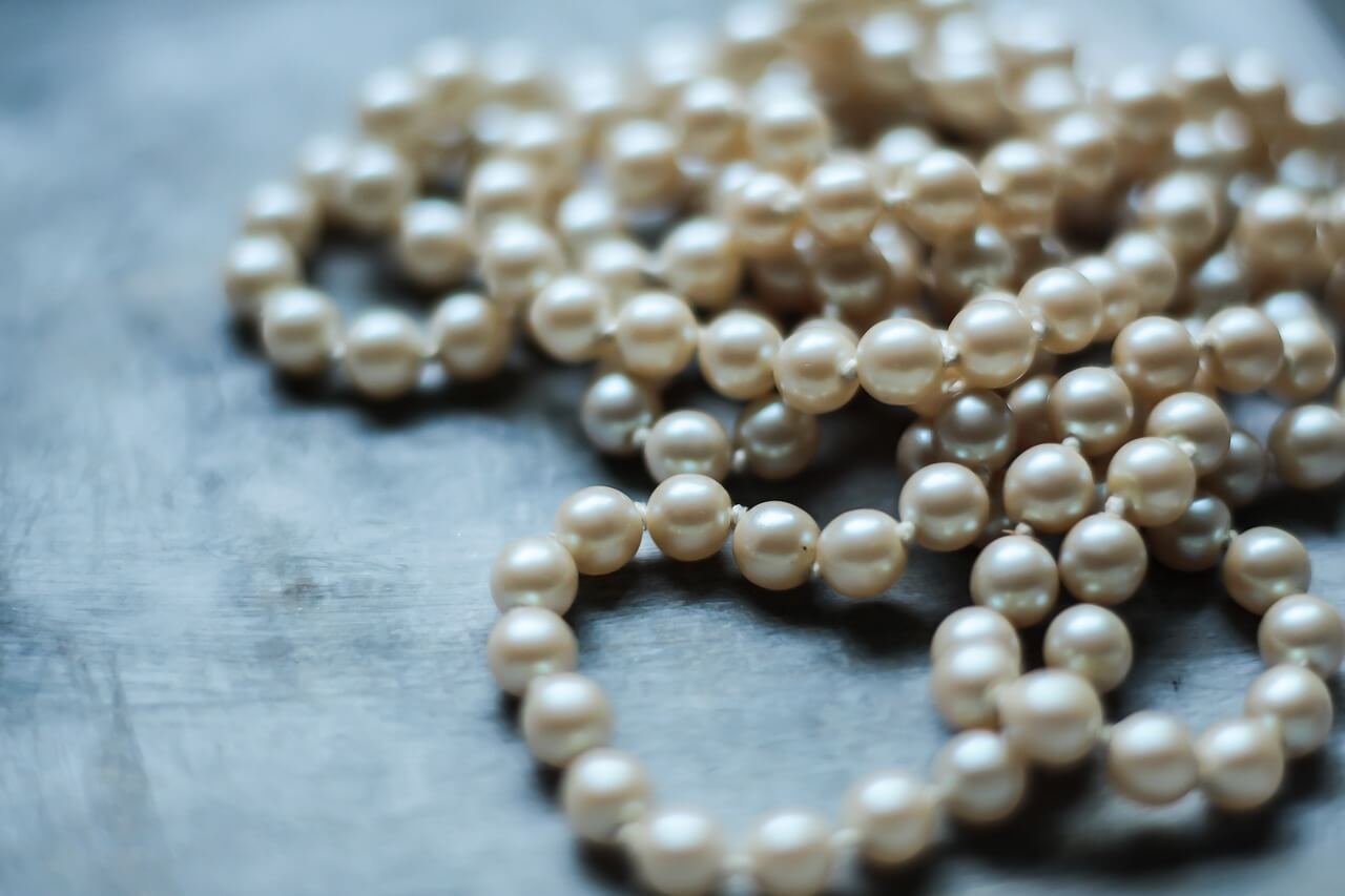 Techniques Used by Experts to Assess Pearl Authenticity Precisely